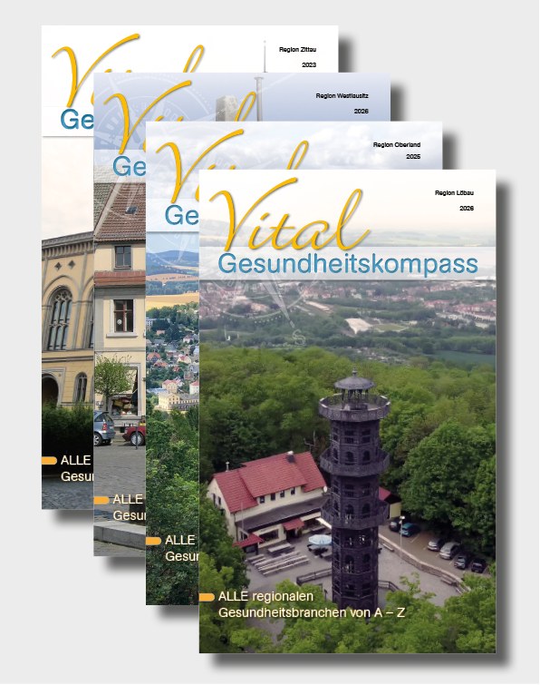 Vier Ausgaben des Vital Gesundheitskompass, vorn die Ausgabe Region Löbau mit dem Löbauer Berg auf der Titelseite