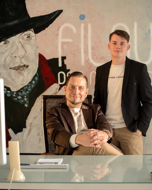 Die Geschäftsführung der DB medien Verlag & Werbung GmbH: David S. Brettel und Collin Bork im Büro in Löbau
