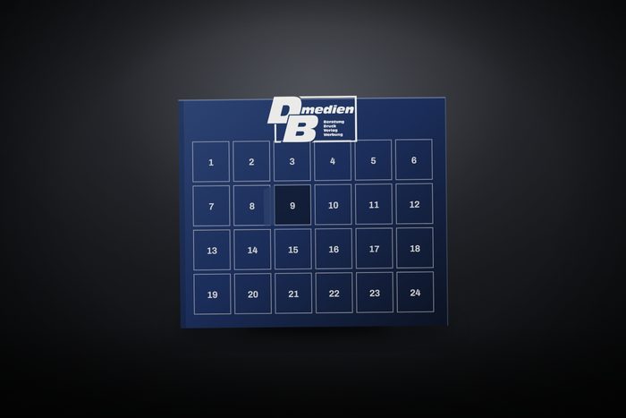 Adventskalender mit nummerierten Türchen, Studioaufnahme
