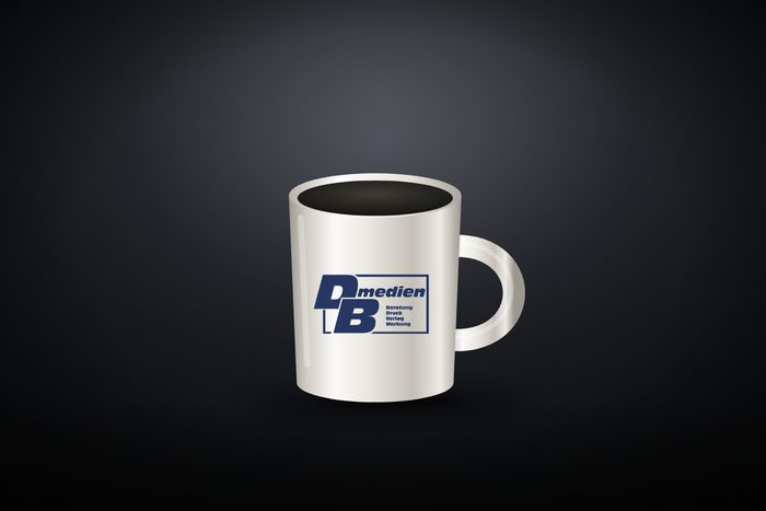 Keramiktasse mit Henkel und aufgedrucktem Zeichen, Studioaufnahme